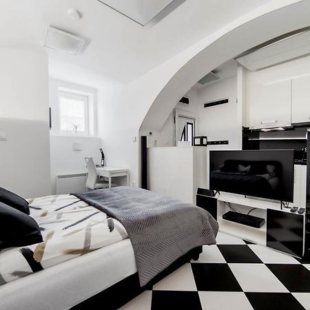 Black And White Studio Ljubljana Extérieur photo