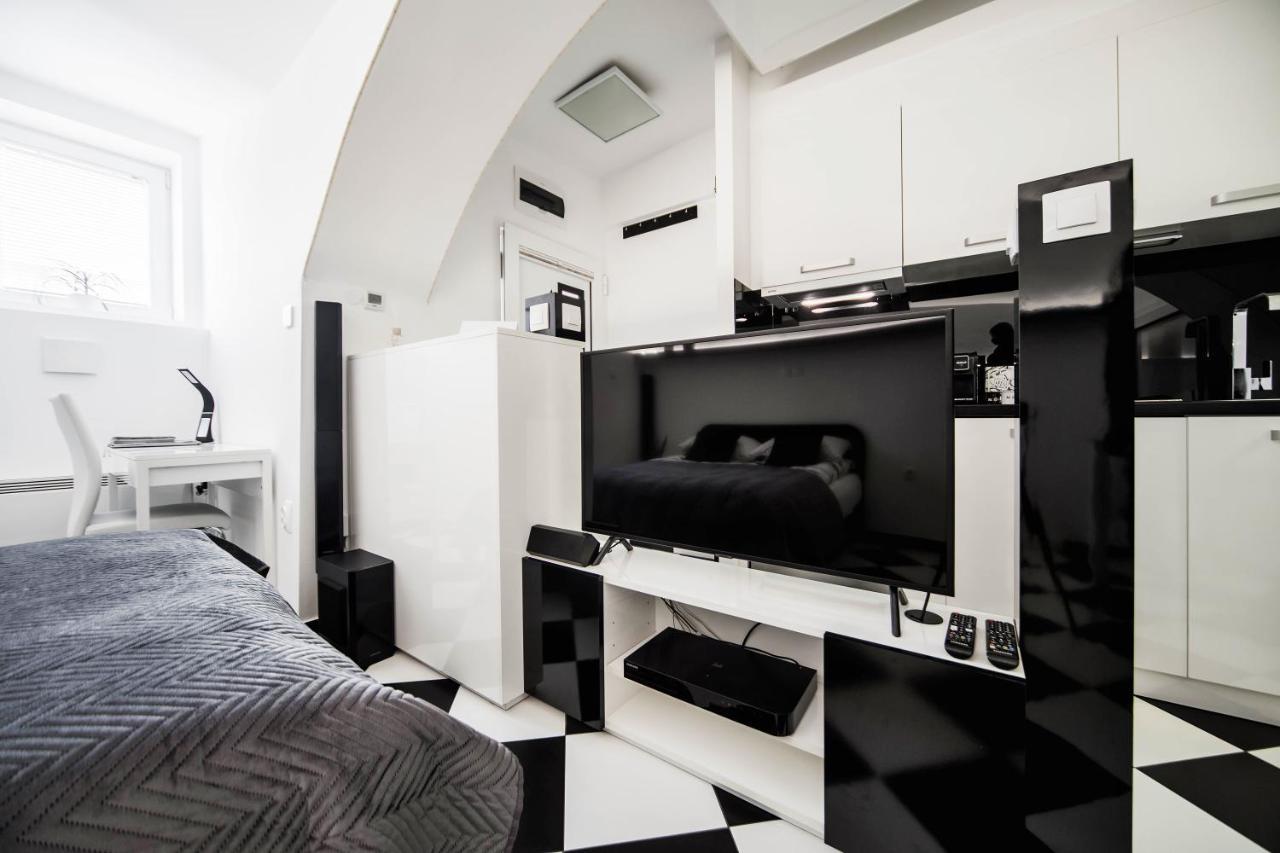 Black And White Studio Ljubljana Extérieur photo