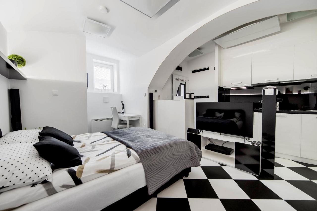 Black And White Studio Ljubljana Extérieur photo