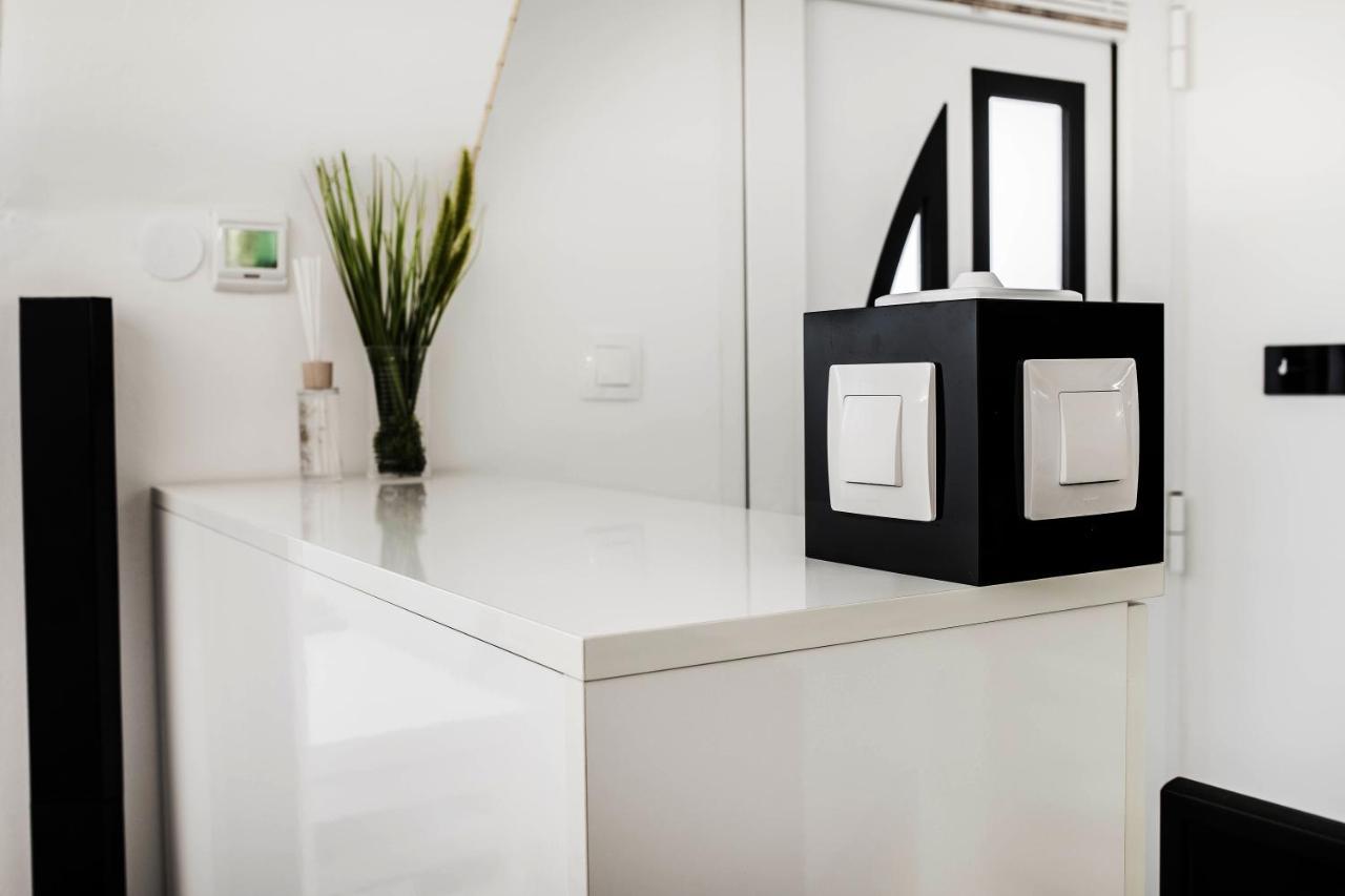 Black And White Studio Ljubljana Extérieur photo