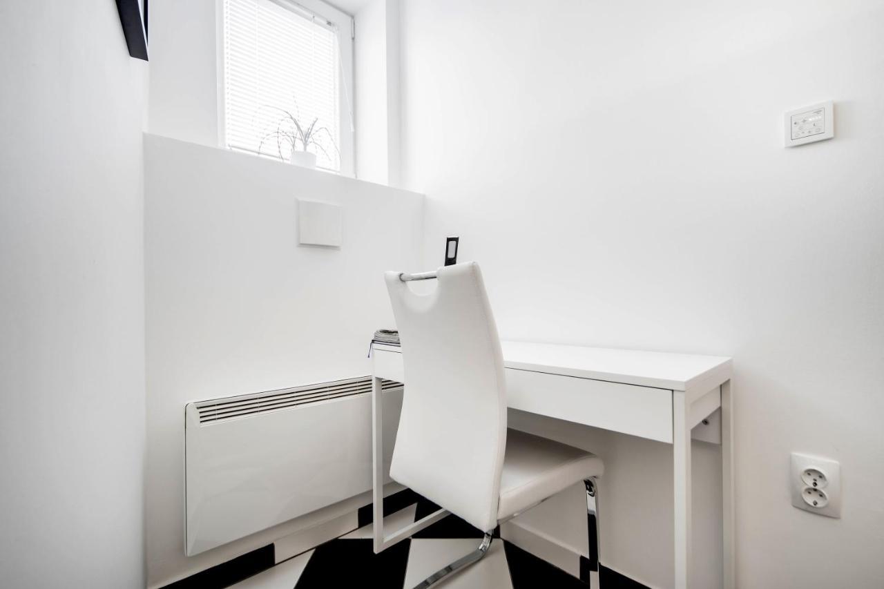 Black And White Studio Ljubljana Extérieur photo