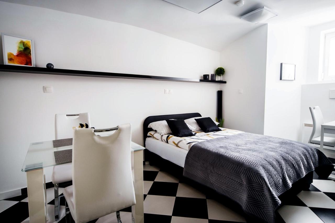 Black And White Studio Ljubljana Extérieur photo