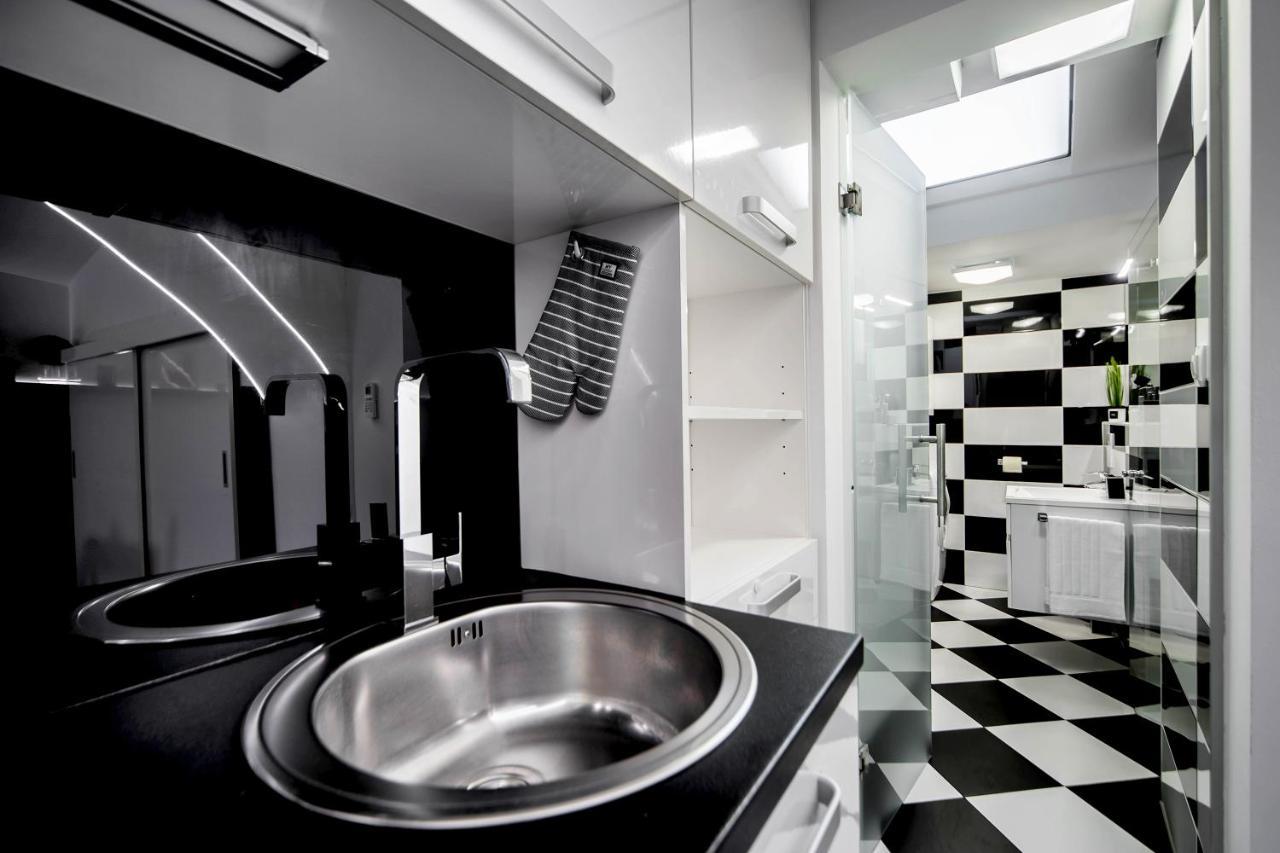 Black And White Studio Ljubljana Extérieur photo